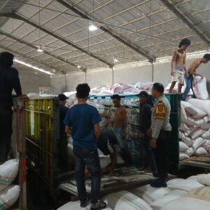 Dukung Ketahanan Pangan Nasional, Bhabinkamtibmas Polres Bima Kota Monitor Pembongkaran Jagung di Gudang Subur