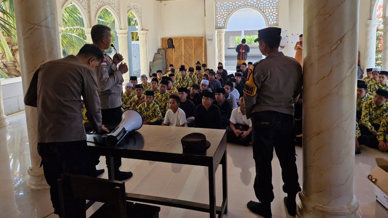 Lindungi Mental Generasi Muda, Polsek Sekotong Turun Langsung Edukasi Siswa SMP-IT Insan Budimulya