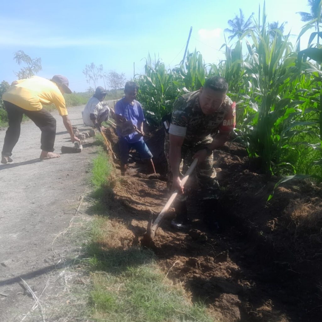 Gotong Royong Babinsa Bantu Petani Bangun Irigasi