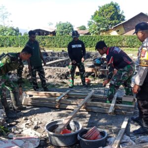 Bhabinkamtibmas Desa Kampasi Meci Bersama TNI Dukung Pembangunan RTLH dalam Program TMMD ke-129 Tahun 2026