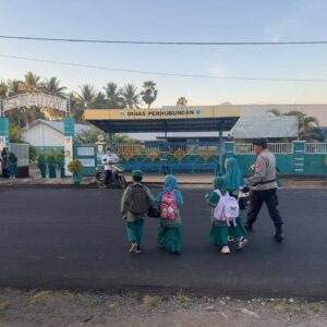 Berikan Rasa Aman Pelajar di Pagi Hari, Polsek Utan Gelar Pengaturan Lalu Lintas di Depan Sekolah
