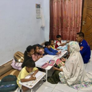 Peduli Pendidikan, Personel Sat Polairud Polres Bima Kota Bersama Istri Rutin Mengajar Anak Usia Dini