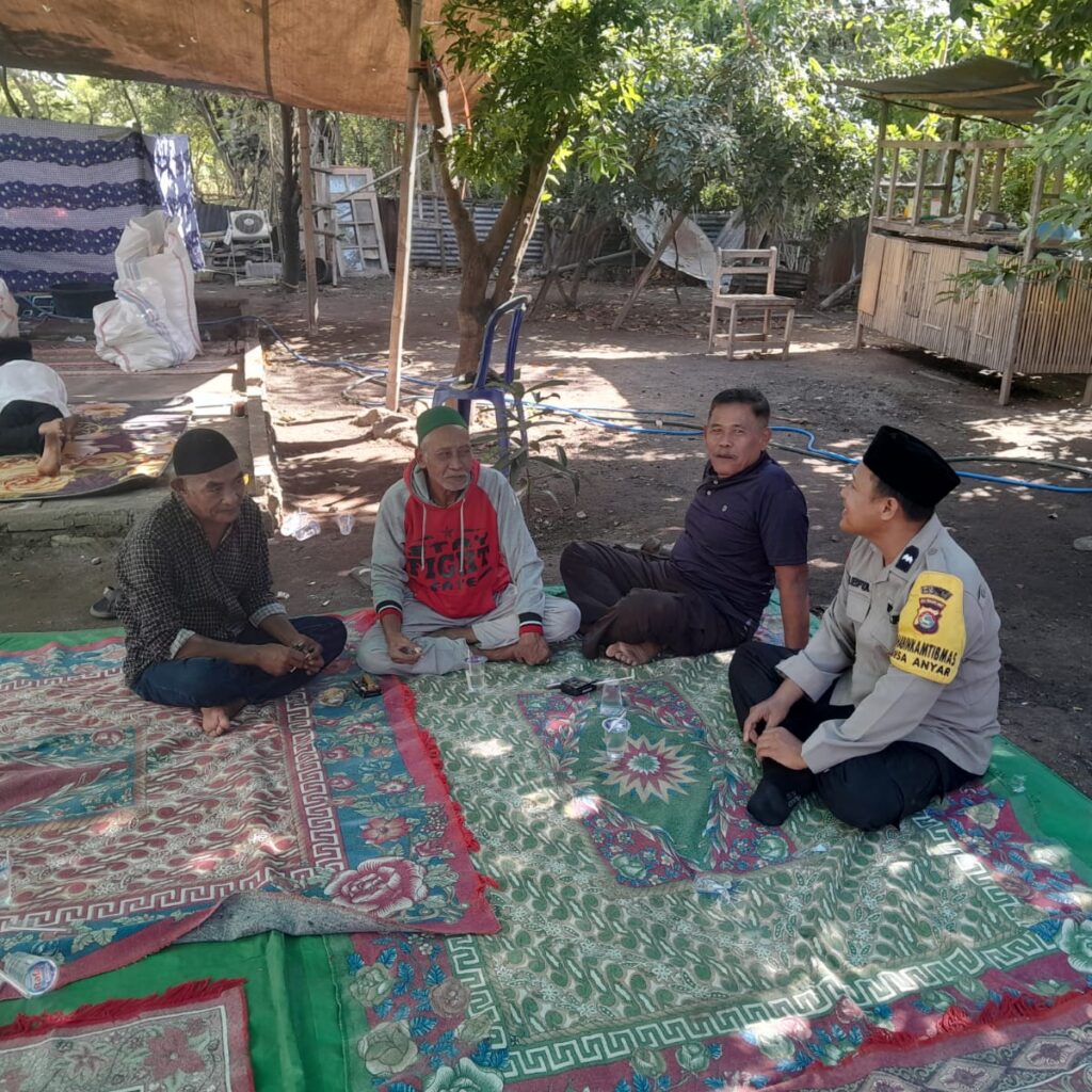 Bhabinkamtibmas Polsek Bayan Sambangi Keluarga Duka di Desa Anyar