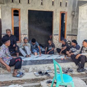 Bhabinkamtibmas Desa Mantar Hadiri Tahlilan Warga, Perkuat Silaturahmi dan Ajak Masyarakat Jaga Kamtibmas