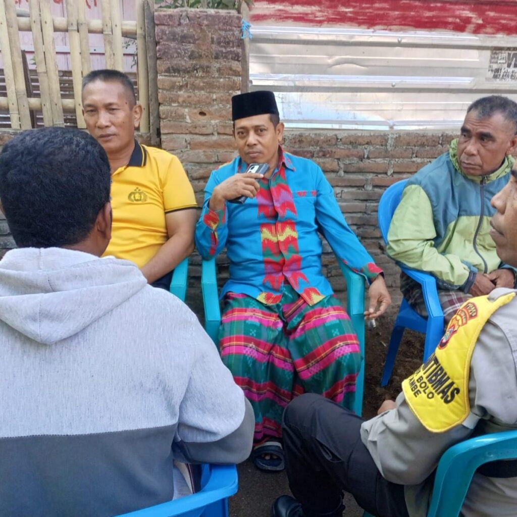 “Polisi Peduli” Bhabinkamtibmas Polsek Bolo Melayat Kerumah Warga Binaan Yang Meninggal Dunia