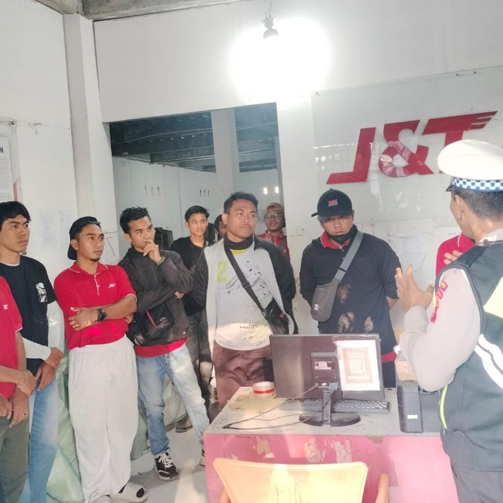 Sambangi Pekerja di Gudang Stokis Shopee, Unit Kamsel Satlantas Polres Bima Kabupaten Sosialisasikan Tertib Berlalulintas