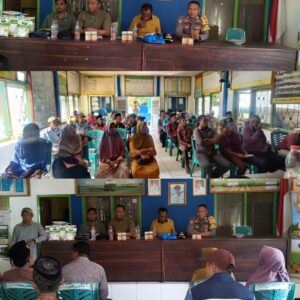 Bhabinkamtibmas Polsek Madapangga, Dampingi PT Sigenta Sosialisasikan Bibit Jagung Farian NK Sakti