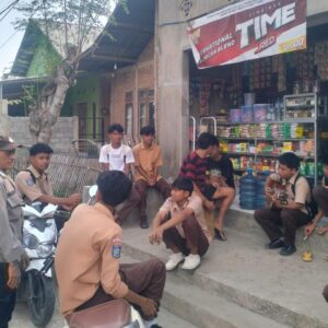 Rawan Siang,Polsek Woha Laksanakan Penjagaan dan Pengaturan Arus Lalulintas di Depan SMAN I Woha