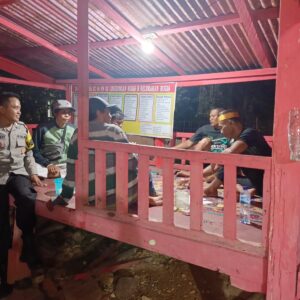 Bhabinkamtibmas Polsek Taliwang Perkuat Semangat Siskamling, Warga Bugis Diajak Aktif Jaga Kamtibmas