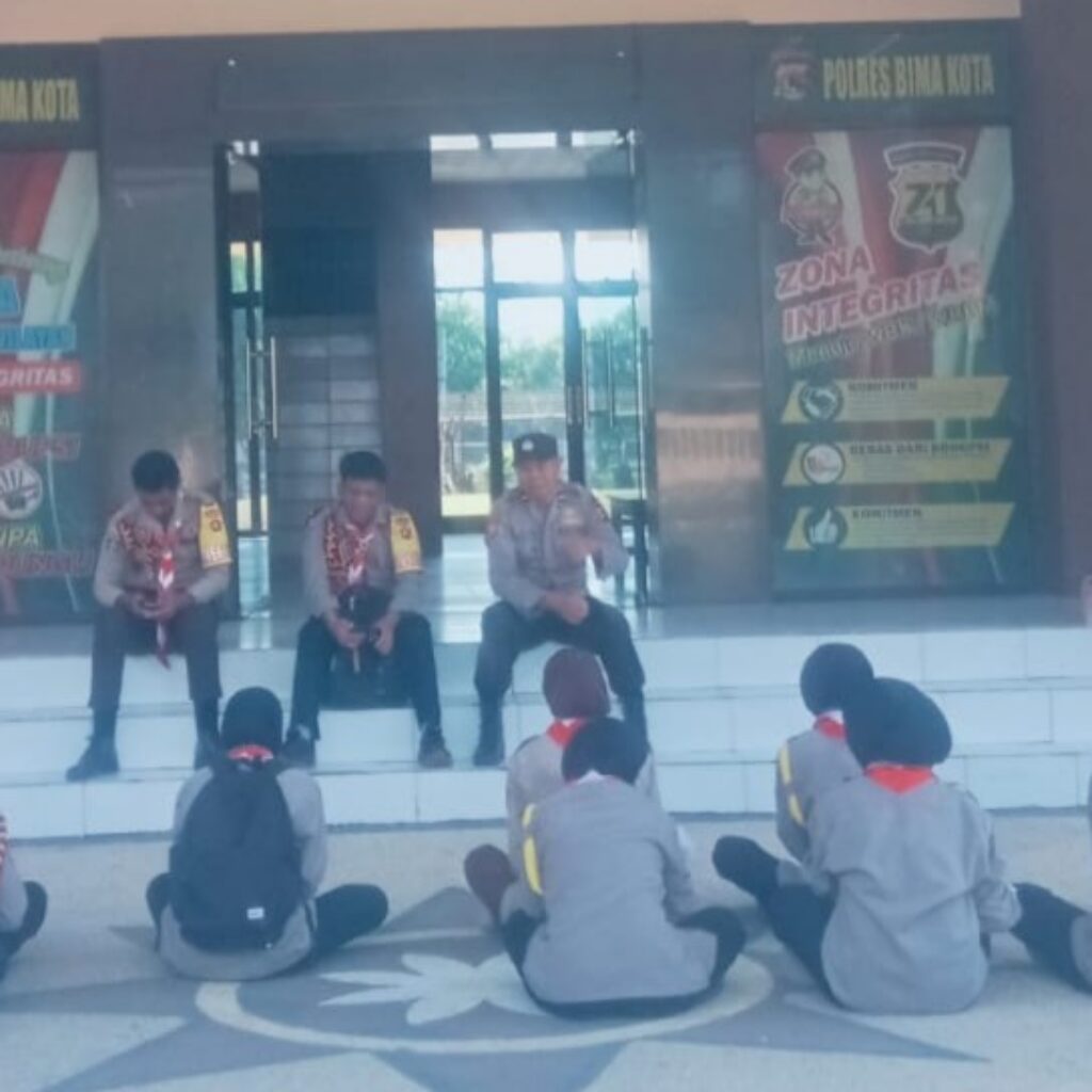 Sat Binmas Polres Bima Kota Berikan Pembinaan dan Pelatihan kepada Anggota Saka Bhayangkara