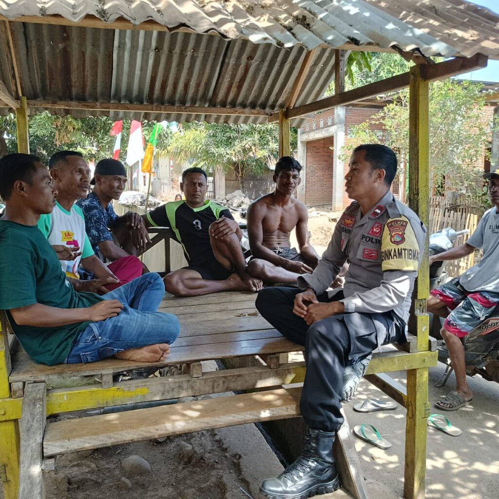 BHABINKAMTIBMAS POLSEK HU’U PERERAT KEMITRAAN DENGAN WARGA MELALUI SAMBANG DAN SILATURAHMI, AJAK MASYARAKAT JAGA KAMTIBMAS DAN TOLAK NARKOBA