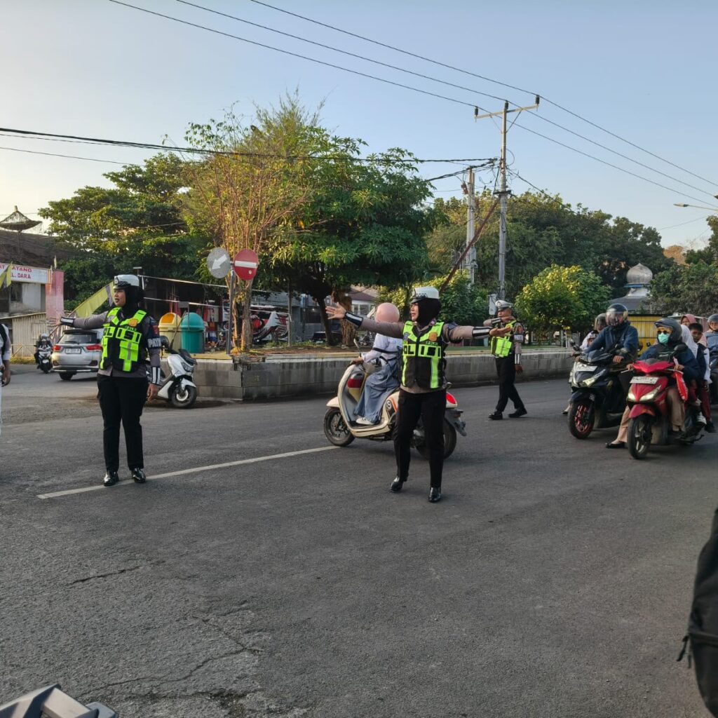 Strong Point Pagi, Unit Lantas Polsek Rasanae Barat Berikan Pelayanan dan Himbauan Keselamatan Berlalu Lintas di Depan MTsN 1 Kota Bima