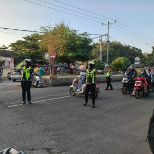 Strong Point Pagi, Unit Lantas Polsek Rasanae Barat Berikan Pelayanan dan Himbauan Keselamatan Berlalu Lintas di Depan MTsN 1 Kota Bima