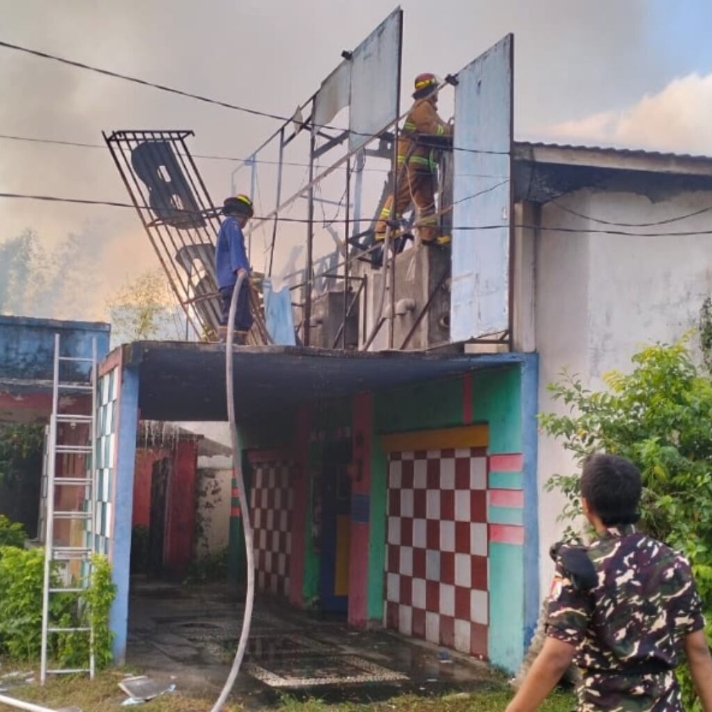Babinsa Pantau Kebakaran Bangunan Bekas Cafe Blue Safir
