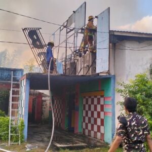 Babinsa Pantau Kebakaran Bangunan Bekas Cafe Blue Safir