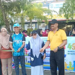 Semarak HUT ke-49 SMAN 2 Sumbawa, Kapolsek Sumbawa Hadiri Fun Walk Sekaligus Berikan Pengamanan