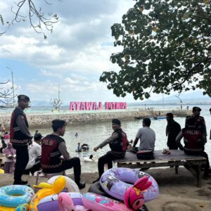 Patroli Dialogis di Pantai Lawata, Sat Samapta Polres Bima Kota Imbau Pengunjung Jaga Keselamatan dan Kebersihan