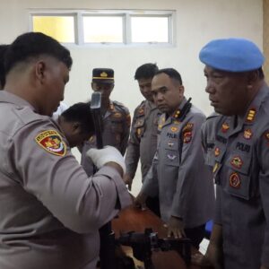 Kapolres Sumbawa Barat Pimpin Pengecekan Senjata Api Personel untuk Pastikan Kesiapan Operasional