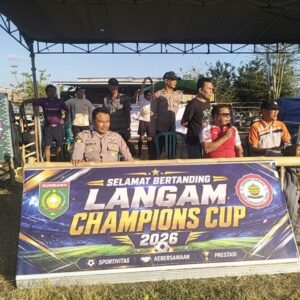 Pastikan Keamanan, Personil Polsek Lape Amankan Turnamen Sepak Bola Mini “Champion Cup” di Desa Langam