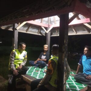 Patroli Dialogis Malam Hari, Polsubsektor Brang Ene Ajak Warga Waspada Hoaks dan Cegah TPPO
