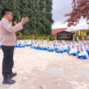 Cegah Penyalahgunaan Narkoba Sejak Dini, Panit II Binmas Polsek Sape Berikan Penyuluhan Hukum kepada Pelajar MTs Darussakinah