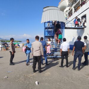 Polsek Kawasan Pelabuhan Laut Bima Amankan Kedatangan dan Keberangkatan KM AWU, Aktivitas Penumpang Berjalan Aman dan Lancar
