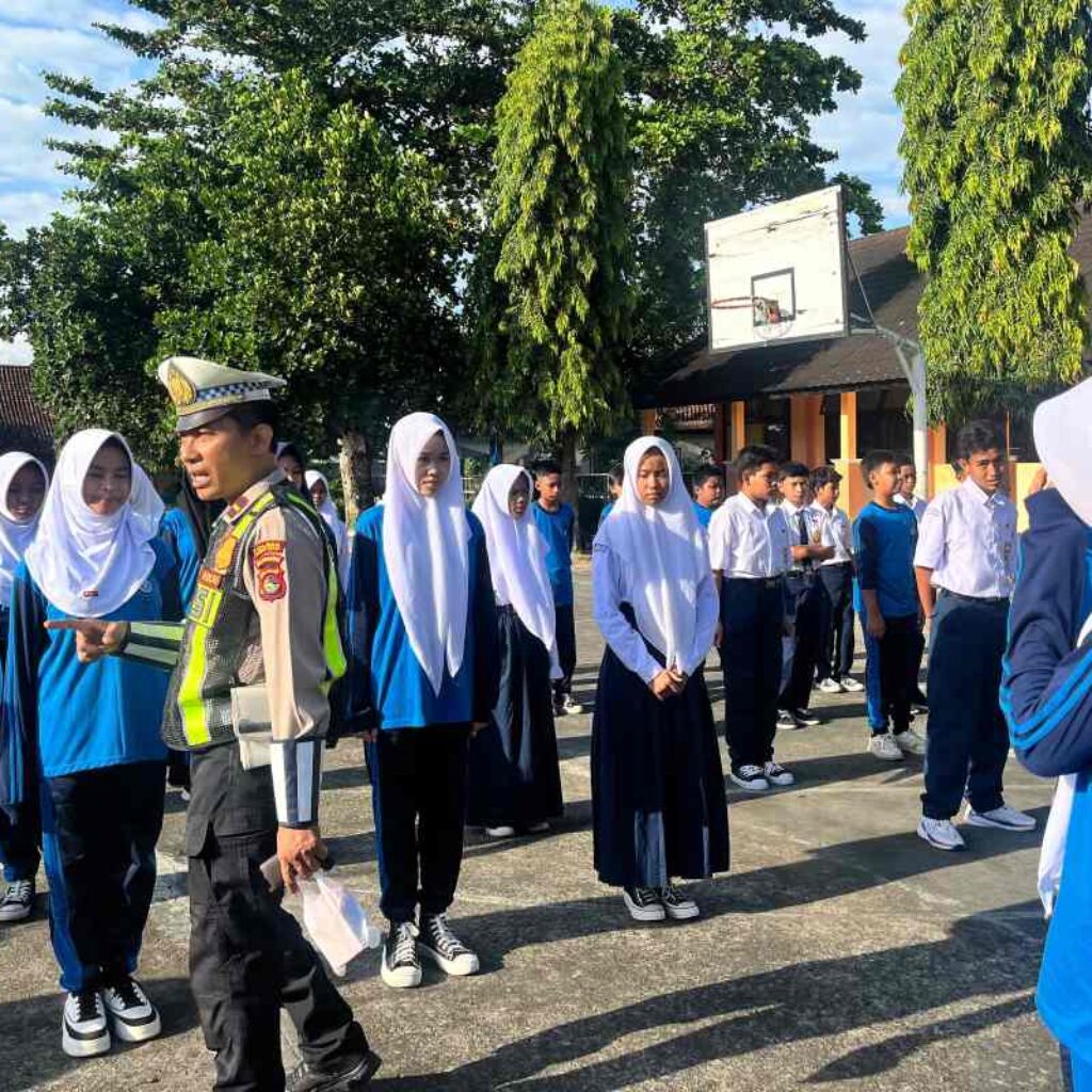 Satlantas Polres Lombok Barat Latih Pelajar SMPN 1 Labuapi Jadi Pelopor Keselamatan Lalu Lintas