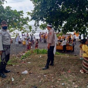 Polsek Tambora Menggelar Pengamanan Umat Hindu Yang Melaksanakan Ibadah di Pura Segara