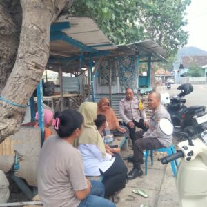 Bhabinkamtibmas Polres Bima Kota Sambangi Warga Kelurahan Dara, Sampaikan Himbauan Kamtibmas dan Ajak Semarakkan HUT RI ke-81