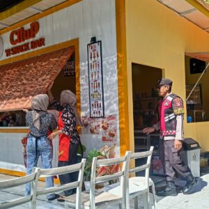 Polsek Pemenang Gelar Patroli Dialogis di Pertokoan Flash Mart Telagawareng