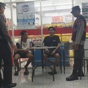 Polsek Pemenang Gelar Patroli Blue Light di Area Pertokoan Alfamart Patim
