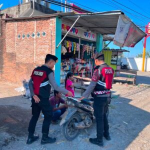 Anggota Sat Samapta Polres Sumbawa Bantu Warga yang Kendaraannya Mogok di Jalan Lintas Sumbawa-Bima