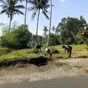 Gotong Royong Babinsa Dopang Wujudkan Lingkungan Bersih dan Sehat