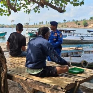 Satpolairud Polres Bima Kabupaten Implementasi Program Binmas Sambangi Warga Pesisir dan Nelayan di Perairan Teluk Bima