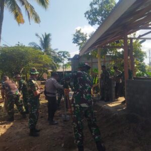 Bhabinkamtibmas Kampasi Meci Hadir Dampingi Kunjungan Pengawas TMMD ke-129 di Rumah Warga