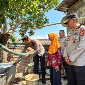 Kapolres Bima Kota Tindak Lanjuti Aspirasi Masyarakat, Distribusikan Air Bersih ke Lingkungan Sarata