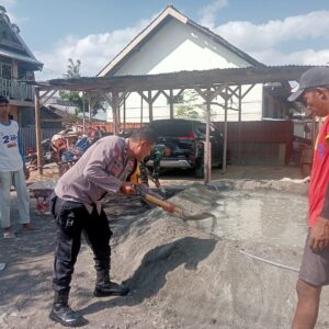 Bhabinkamtibmas Karijawa Bersama Warga Gotong Royong, Perkuat Kemitraan dan Kamtibmas