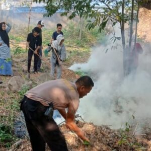 Polres Bima Kota Laksanakan Program Indonesia Asri, Gotong Royong Bersihkan Tempat Pemakaman Umum di Kelurahan Ule
