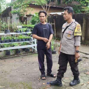 Dukung Ketahanan Pangan, Polsek Labuapi Dampingi Warga Lombok Barat Manfaatkan Pekarangan Kosong