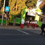 Personel Piket Jaga Polsek Suela Lakukan Pengaturan Lalulintas di SDN 01 Suela