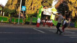 Personel Piket Jaga Polsek Suela Lakukan Pengaturan Lalulintas di SDN 01 Suela