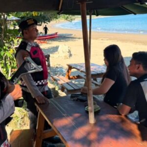 Patroli Wisata Rinjani Presisi Hadir di Pantai Balad, Polisi Pastikan Libur Akhir Pekan Aman dan Nyaman