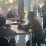 Bhabinkamtibmas Desa Sakra Pantau Pemeriksaan Kesehatan Gratis bagi Lansia