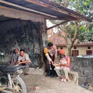Bhabinkamtibmas Desa Kabar lakukan Sambang Desa dan Silaturahmi untuk Perkuat Sinergi Kamtibmas