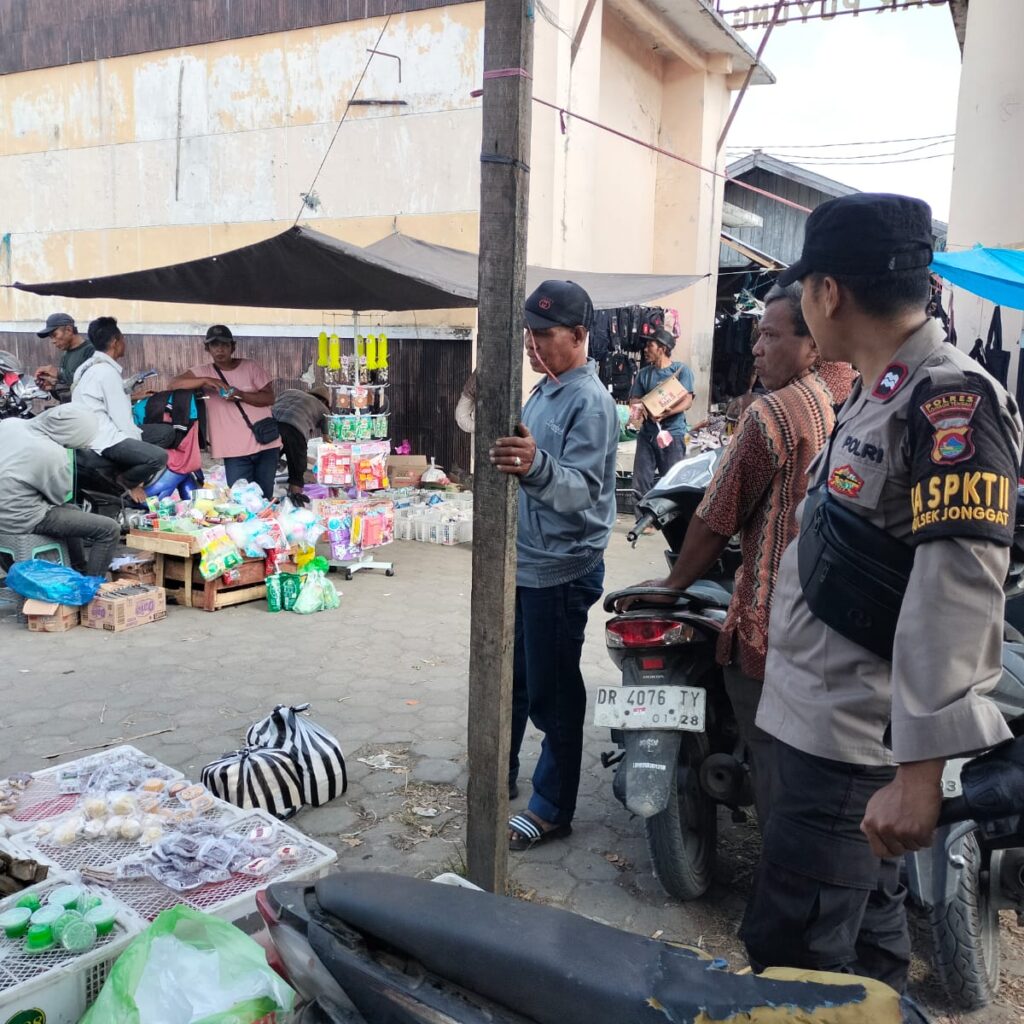 Polsek Jonggat Laksanakan Patroli dan Pengamanan Pasar Puyung, Antisipasi 3C