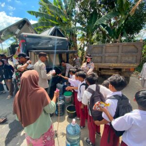 Polda NTB Bersama Polresta Loteng Salurkan 8.000 Liter Air Bersih untuk Warga Pelambik