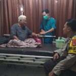 Bhabinkamtibmas Desa Teros Sambangi Kadus Timba Daya yang Sedang Dirawat di Puskesmas