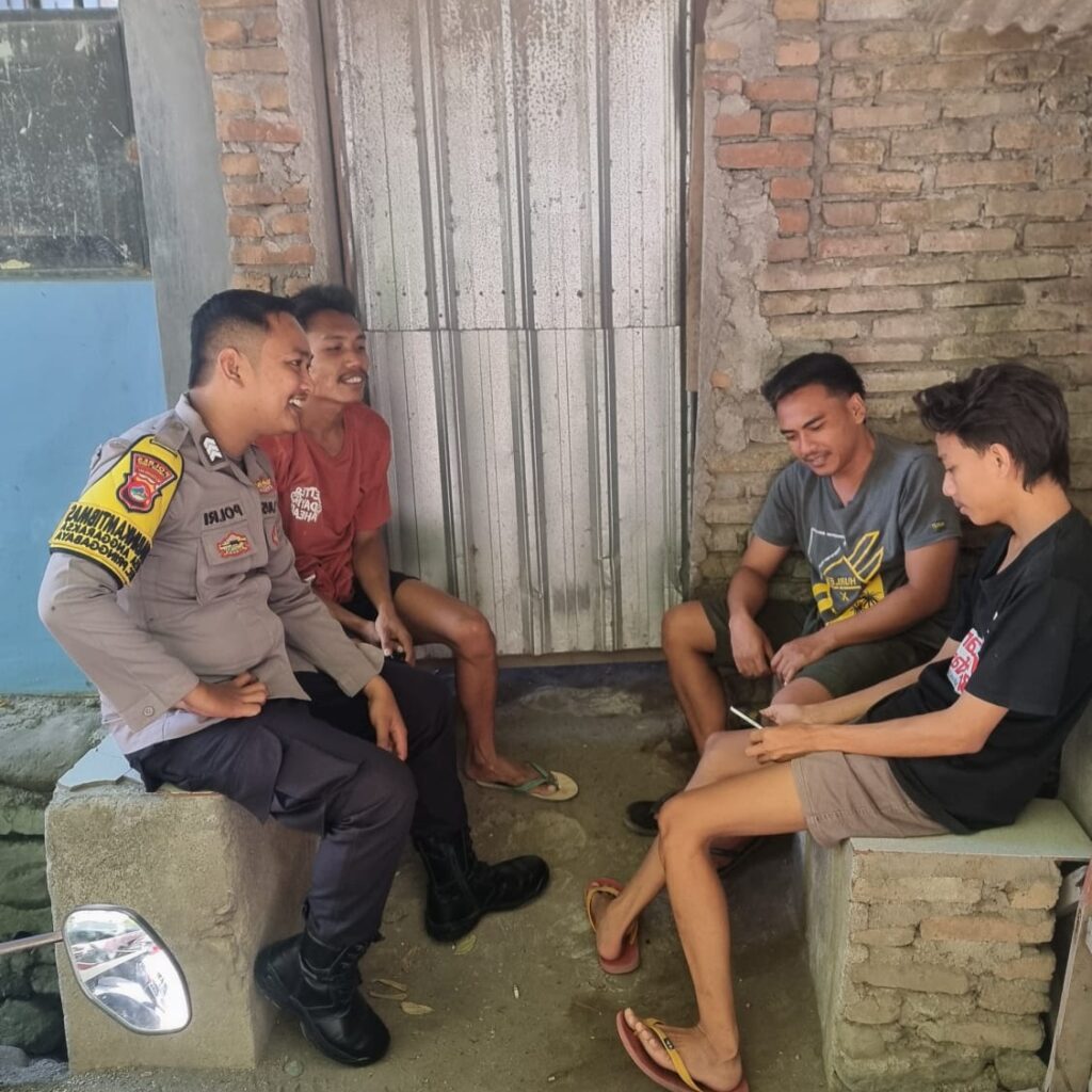Bhabinkamtibmas Desa Anggaraksa Sambangi Remaja, Ajak Bersama Jaga Kamtibmas