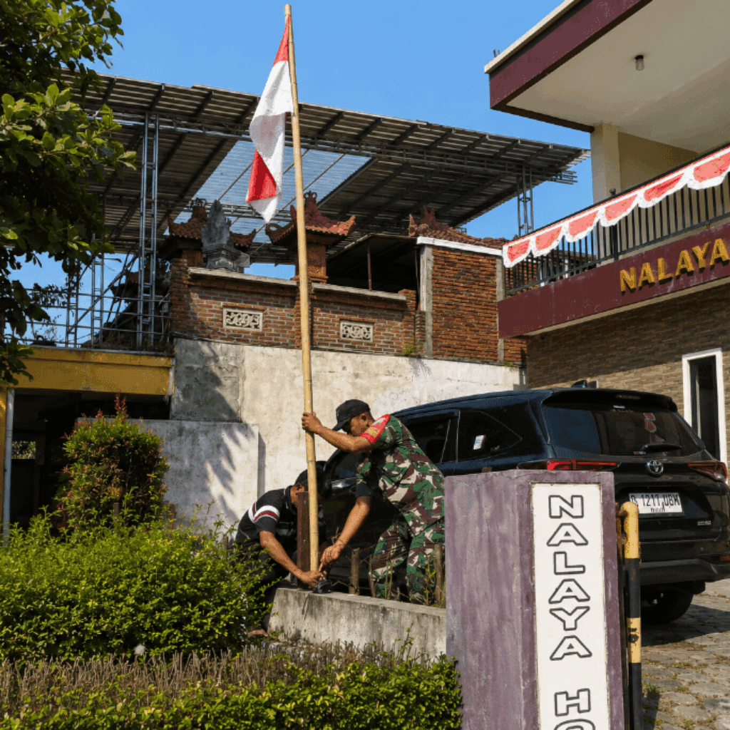Sambut HUT RI, Babinsa Ajak Warga Kibarkan Merah Putih