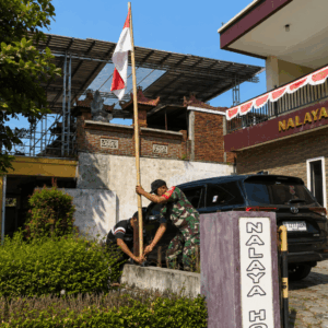 Sambut HUT RI, Babinsa Ajak Warga Kibarkan Merah Putih